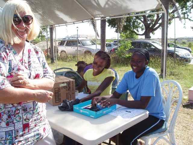 A photo showing Suzie talking to Omolulu teachers
